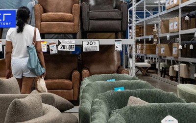 特郎普的刀,砍向沙发桌椅